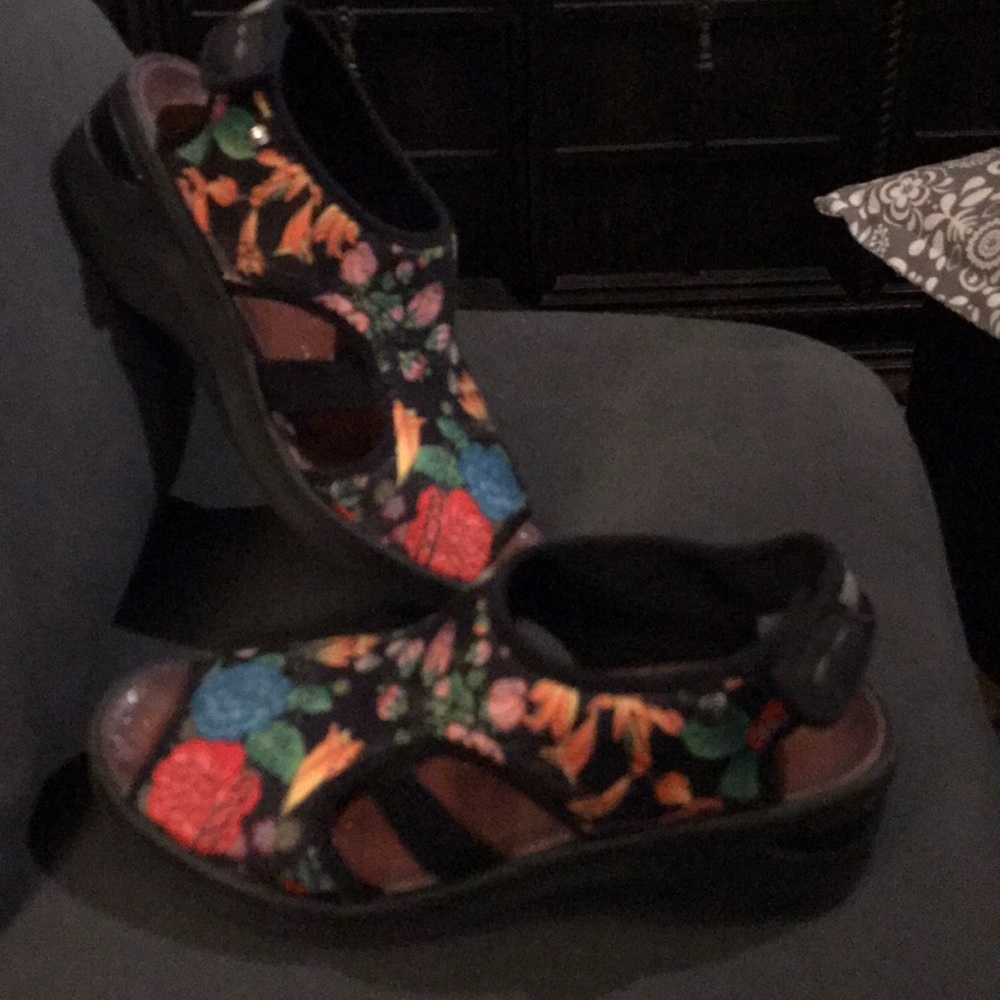 BZEES Floral Wedge Sandals